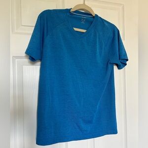Uniqlo Men’s v-neck athletic workout t-shirt